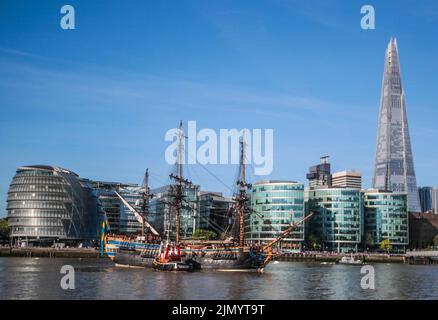 London UK 8 August 2022 das schwedische Schiff Göteborg aus dem 18.. Jahrhundert segelte heute nach London ein, und die Segler können es oben auf den Segeln sehen. Das größte Seeschiff der Welt aus Holz fuhr fünfzehn Jahre nach seinem letzten Besuch in London durch die erhöhte Tower Bridge. Sie wird am South Dock Quay in Canary Wharf angedockt. Täglich für Besucher geöffnet. Paul Quezada-Neiman/Alamy Live News Stockfoto