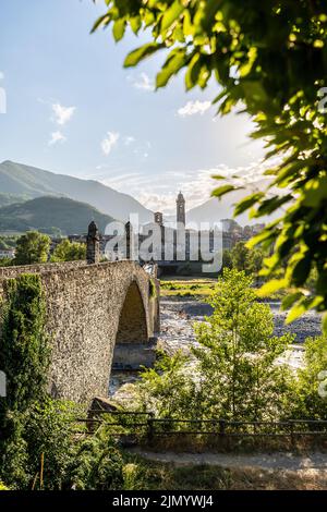 Die Buckelbrücke (Ponte Gobbo) in Bobbio Town, Piacenza, Region Emilia Romagna, Italien. Stockfoto