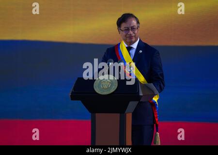 Der kolumbianische Präsident Gustavo Petro gibt während der Einweihungsfeier des ersten linken Präsidenten Kolumbiens, Gustavo Petro, einen Vorabend Stockfoto