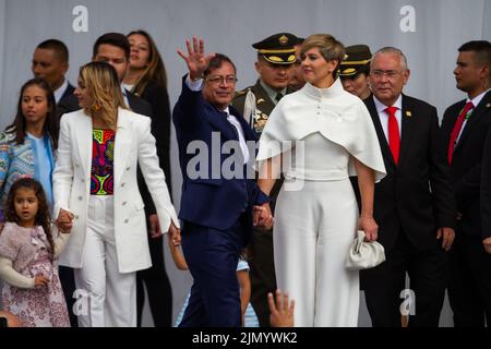 Der neue kolumbianische Präsident Gustavo Petro (links) zeigt sich bei seiner Ankunft mit der neuen First Lady Kolumbiens, Veronica Alcocer (rechts), während der Amtseinführung Stockfoto