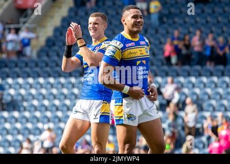 Leeds, Großbritannien. 07. August 2022. Ash Handley #5 von Leeds Rhinos und David Fusitu'a #2 von Leeds Rhinos feiern mit den Anhängern, nachdem sie Salford in Leeds, Großbritannien, am 8/7/2022 besiegt hatten. (Foto von James Heaton/News Images/Sipa USA) Quelle: SIPA USA/Alamy Live News Stockfoto