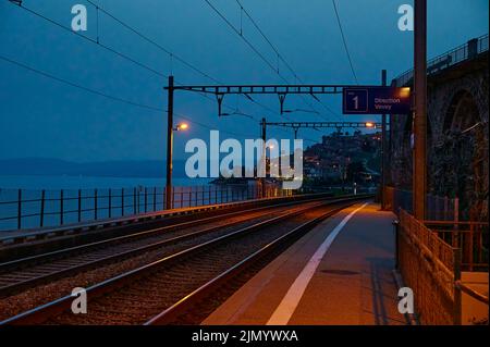 Die Landschaft von Saint-Saphorin bei Nacht. Das Dorf liegt im Schweizer Kanton Waadt, am Ufer des Genfer Sees (Lac Leman), im Bezirk Stockfoto