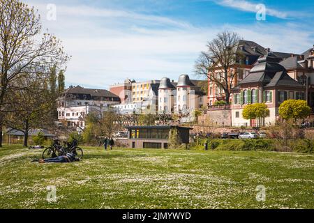 Hochst, kleines Dorf in der Nähe von Frankfurt, Deutschland. EIN PAAR GENIESST EINEN SONNIGEN SONNTAG AM UFER DES FLUSSES Stockfoto