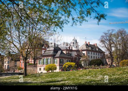 Hoechst, kleines Dorf in der Nähe von Frankfurt, Deutschland. BOLONGARO PALAST AM FLUSS MAIN Stockfoto