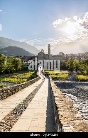 Die Buckelbrücke (Ponte Gobbo) in Bobbio Town, Piacenza, Italien. Stockfoto