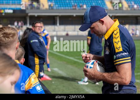 Leeds, Großbritannien. 07. August 2022. Rohan Smith Cheftrainer von Leeds Rhinos unterzeichnet einen Ball für die Leeds Rhinos Anhänger nach dem Spiel in Leeds, Vereinigtes Königreich am 8/7/2022. (Foto von James Heaton/News Images/Sipa USA) Quelle: SIPA USA/Alamy Live News Stockfoto