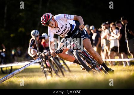 Alessandra Keller aus der Schweiz im Einsatz beim Mercedes Benz UCI Mountain Bike World Cup in Mont-Sainte-Anne, Kanada, 5. August 2022. (CTK Phot Stockfoto