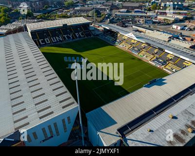 Nottingham Forrest The City Count und Meadow Lane Notts County aus der Luft, Luftaufnahme von einer Drohne River Trent Nottingham Stockfoto