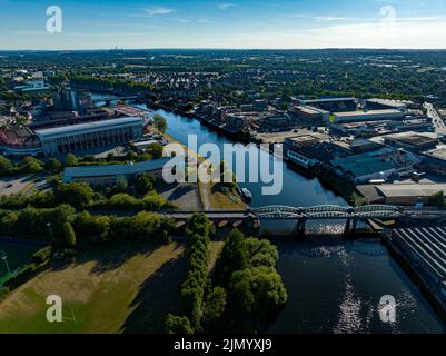 Nottingham Forrest The City Count und Meadow Lane Notts County aus der Luft, Luftaufnahme von einer Drohne River Trent Nottingham Stockfoto