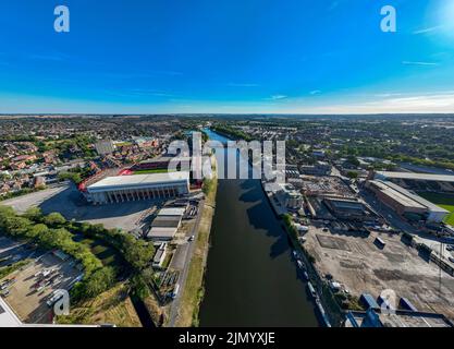 Nottingham Forrest The City Count und Meadow Lane Notts County aus der Luft, Luftaufnahme von einer Drohne River Trent Nottingham Stockfoto