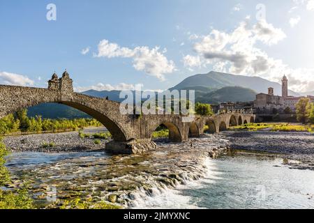 Panoramablick auf die Hampback-Brücke in Bobbio, Region Emilia Romagna, Italien. Stockfoto