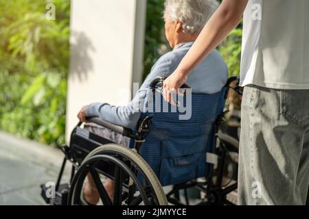 Pflegerhilfe und Pflege Asiatische ältere oder ältere alte Dame Frau Patientin sitzt im Rollstuhl, um Rampe in Krankenpflege-Krankenhaus, gesund starke medizinische conce Stockfoto