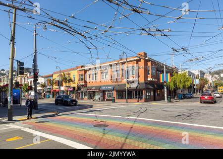 San Francisco, USA - 18. Mai 2022: Blick auf die Straße Castro mit Bus-Oberleitungen in San Francisco, Kalifornien CA, USA. Stockfoto