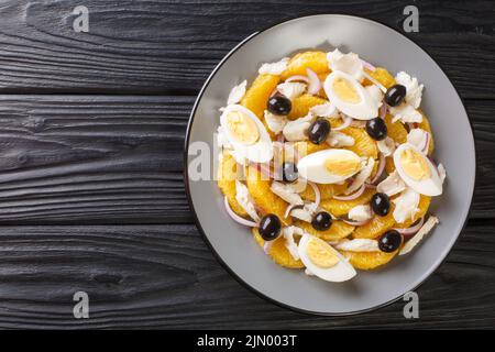 Remojon ist ein traditioneller spanischer Salat, der aus einer Kombination von Orangen, Salzcod, Eiern, Olivenöl, Oliven, Und Wein Essig Nahaufnahme in einem Teller auf Stockfoto