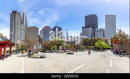 San Francisco, USA - 19. Mai 2022: Panoramaaussicht auf das Finanzviertel der Innenstadt von Wolkenkratzern vom Portsmouth Square in Chinatown von San F. Stockfoto