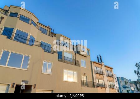 Blick auf ein Apartmentgebäude mit reflektierenden Fenstern und Balkonen in San Francisco, CA. Großes Wohnhaus mit dem To Stockfoto