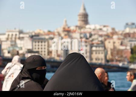 Muslimische Frauen in Hijab. Galata-Turm in der Stadt Istambul. Türkei Stockfoto