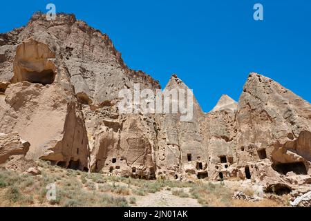 Antike Häuser in den Fels gehauen. Ilhara-Tal. Kappadokien, Türkei Stockfoto