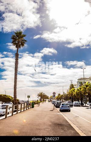 Kapstadt, Südafrika - 12. Mai 2022: Straßenszene auf der Sea Point Breach Front Avenue Stockfoto