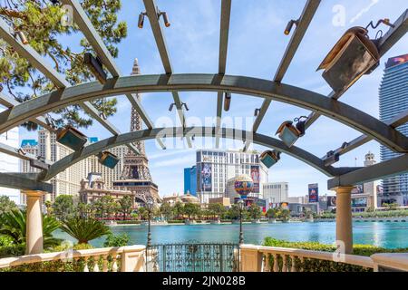 Las Vegas, USA - 23. Mai 2022: Panoramablick auf die berühmten Hotels und Casinos am Strip wie Eiffelturm, Planet Hollywood, Bellagio, Ballys am Tag Stockfoto