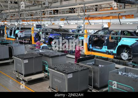 Hefei, Chinas Provinz Anhui. 21. April 2022. Techniker arbeiten an einer Fahrzeugproduktionslinie am NIO-Produktionsstandort in Hefei, ostchinesische Provinz Anhui, 21. April 2022. Quelle: Du Yu/Xinhua/Alamy Live News Stockfoto