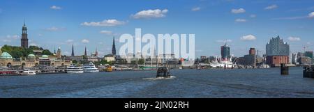 Skyline von Hamburg, Deutschland, Panorama mit Kirchen, Gebäuden, Schiffen und Elbphilharmonie, Vom Hafen an der Elbe aus gesehen, blauer Himmel, Kopierraum, Stockfoto