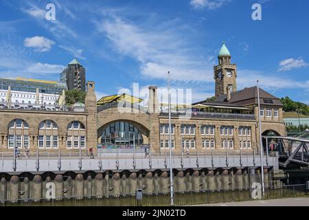 Hamburg, 4. August 2022: Landungsbrücken St. Pauli, Terminalgebäude mit Uhrenturm an der Elbe, berühmtes Wahrzeichen und Reise d Stockfoto