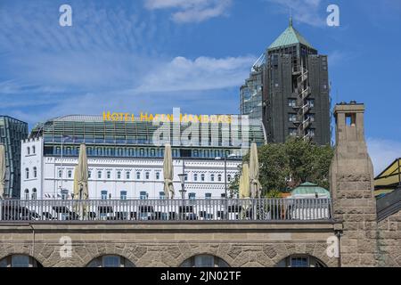 Hamburg, 4. August 2022: Hotel Hafen Hamburg, weiß gestrichenes Gebäude mit Glasdach und Turm an der Landebahn St. Pauli an der E Stockfoto