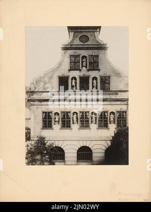 Unbekannter Fotograf, Rathaus in Braunsberg (ohne Datum): Blick auf die Giebelfront. Foto auf Karton, 33,1 x 24,7 cm (einschließlich Scankanten) N.N. : Rathaus, Braunsberg Stockfoto