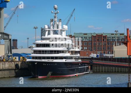 Hamburg, 3. August 2022: Luxusyacht Luna im Hamburger Hafen, Eigentum eines Oligarchen und im Jahr 2022 im Zuge der Sanktion konfisziert Stockfoto