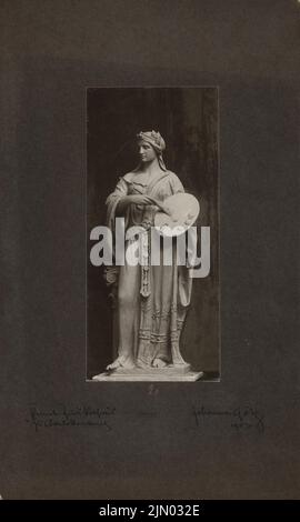 Götz Johanne, allegorischer Figurenschmuck, mehrheitlich für die Hauptfassade des Rathauses Berlin-Charlottenburg, Entwurfs- oder Ausführungsmodelle (ohne Datum): »Die Kunst«. Foto auf Karton, 44,9 x 26,9 cm (inklusive Scan-Kanten) Götz Johanne : Allegorischer Figurenschmuck, mehrheitlich für die Hauptfassade des Rathauers Berlin-Charlottenburg, Entwurf- bzw.. Ausfüh Rungsmodelle Stockfoto