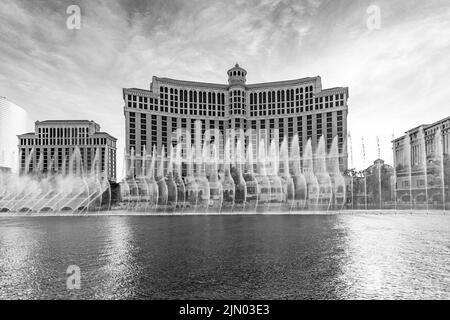 Las Vegas, Nevada, USA - 26. Juni 2022: Die Springbrunnen des Bellagio bei Nacht. Dieses Feature führt Choreografien mit Wasser, Musik und Licht vor Stockfoto