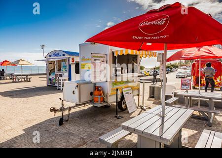 Kapstadt, Südafrika - 12. Mai 2022: Food-Truck-Geschäfte im Freien am Sea Point Beach Stockfoto