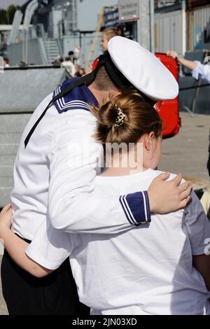 Kiel, Deutschland. 08. August 2022. Ein Crewmitglied der „Gorch Fock“ sagt Auf Wiedersehen. Das Segeltrainingsschiff startete am 8. August 2022 zu einer Trainingsreise und wird Ende September in seinem Heimathafen Kiel erwartet. Quelle: Frank Molter/dpa/Alamy Live News Stockfoto