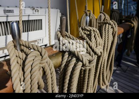 Kiel, Deutschland. 08. August 2022. An Bord der 'Gorch Fock' hängt ein Seil. Das Segelschulschiff ist am 8. August 2022 auf eine Trainingsreise aufgesetzt und wird Ende September in seinem Heimathafen Kiel erwartet. Quelle: Frank Molter/dpa/Alamy Live News Stockfoto