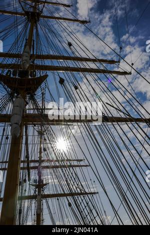 Kiel, Deutschland. 08. August 2022. Die Sonne scheint auf der Takelage des 'Gorch Fock'. Das Segelschulschiff ist am 8. August 2022 auf eine Trainingsreise aufgesetzt und wird Ende September in seinem Heimathafen Kiel erwartet. Quelle: Frank Molter/dpa/Alamy Live News Stockfoto