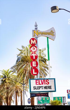 Las Vegas, USA - 24. Mai 2022: Altes Motel Normandic Schild mit Info Elvis schlief hier in der Nähe der Fremont Street. Stockfoto