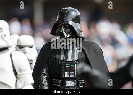 Leeds, Großbritannien. 07. August 2022. Darth Vader unterhaltsam die Leeds Rhinos Anhänger vor dem Spiel in Leeds, Vereinigtes Königreich auf 8/7/2022. (Foto von James Heaton/News Images/Sipa USA) Quelle: SIPA USA/Alamy Live News Stockfoto