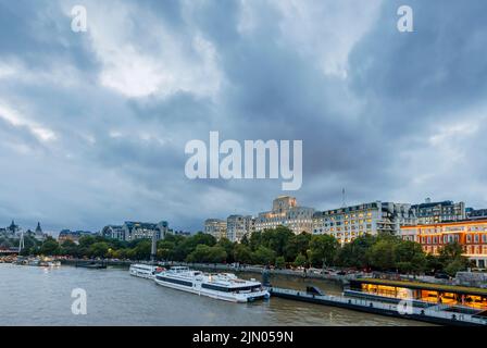 Shell Mex House, 80 Strand, und verankerte Flussboote auf dem Victoria Embankment, von der Waterloo Bridge bei Sonnenuntergang über der Themse gesehen, London WC2 Stockfoto