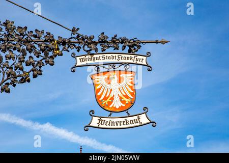Frankfurt, Deutschland - 2. August 2022: Weinverkauf - Weinverkauf - Historic Signage in der Stadt Frankfurt. Stockfoto