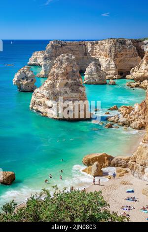 Spektakulärer Klippenstrand von Praia da Marinha an der Algarve, Portugal. Stockfoto