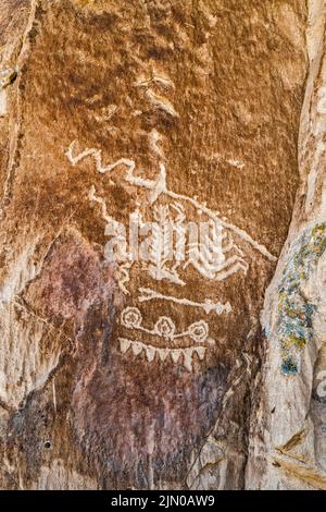 Petroglyphen am Tuffaufschluss, White River Narrows Archaeological District, Valley of Faces, Basin and Range National Monument, Nevada, USA Stockfoto