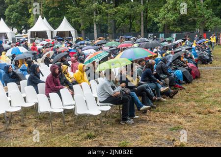 Zuschauer beobachten ein Konzert im Regen beim Django Reinhardt Festival in Fontainebleau, Frankreich. Stockfoto