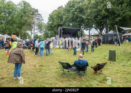 Zuschauer beobachten ein Konzert im Regen beim Django Reinhardt Festival in Fontainebleau, Frankreich. Stockfoto