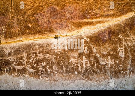 Petroglyphen am Tuffaufschluss, White River Narrows Archaeological District, Valley of Faces, Basin and Range National Monument, Nevada, USA Stockfoto