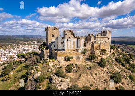 Die Burg Castillo de Almodóvar del Río und das Dorf Almodóvar del Río, Andalusien, Spanien | Castillo de Almodóvar del Río und das Dorf Stockfoto