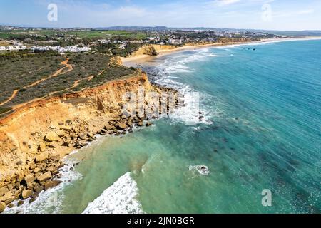 Blick über die Steilküste mit Strandbuchten Calas de Conil, Conil de la Frontera, Costa de la Luz, Andalusien, Spanien | Blick über die steile Küste Stockfoto