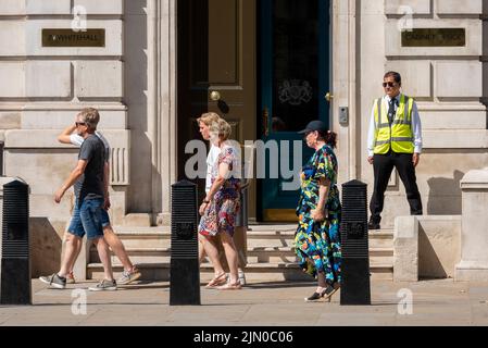 Whitehall, Westminster, London, Großbritannien. 8. August 2022. Das heiße Wetter hat sich in der Stadt fortgesetzt. Die Leute laufen am Kabinett in Whitehall, Westminster vorbei Stockfoto