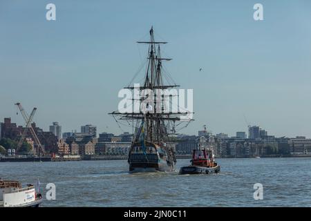 Das schwedische Hochschiff Gotheborg fährt mit einem Schlepper auf der Themse in Richtung Canary Wharf. Stockfoto