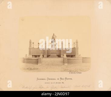 Wiese Max (1846-1925), Schinkel-Denkmal, Neuruppin (28. Oktober 1883): Blick auf das Schinkel-Denkmal. Foto auf Karton, 32,7 x 39,9 cm (inklusive Scan-Kanten) Wiese Max (1846-1925): Schinkeldenkmal, Neuruppin Stockfoto